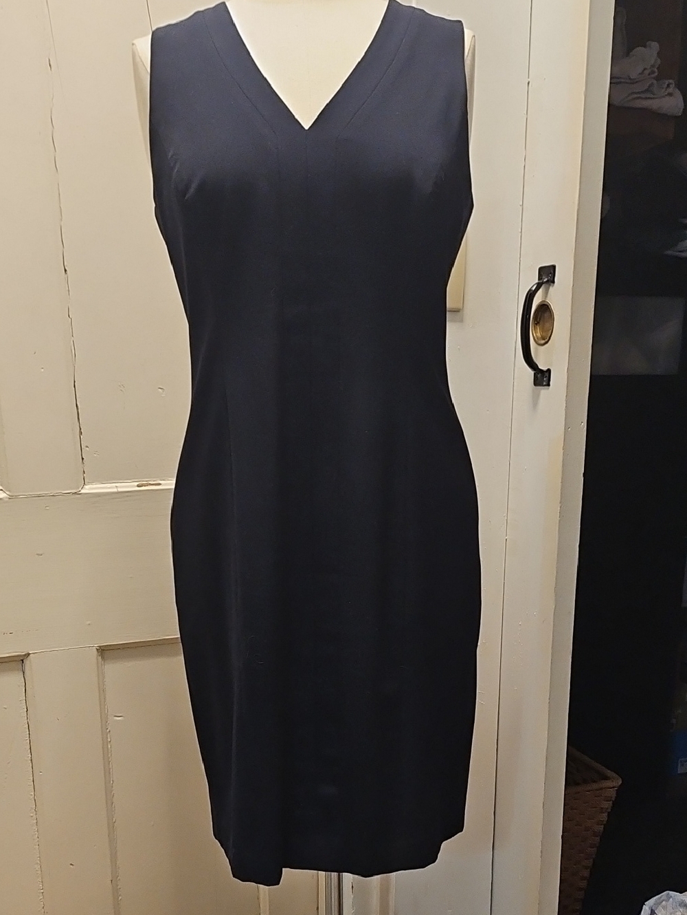 Ann Taylor Black V-Neck Sleeveless Classic Dress